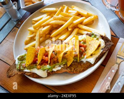 Portion de milanesa mexicaine juste cuite avec des frites Banque D'Images