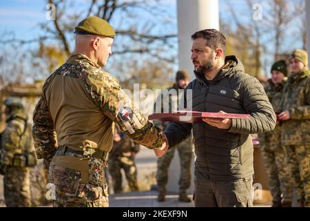 Dans le cadre d'un voyage de travail dans la partie désoccupée de la région de Kherson, le président de l'Ukraine, Volodymyr Zelensky, a remis des prix d'État aux militaires ukrainiens qui se sont distingués lors de la libération de Kherson et de la région. Banque D'Images