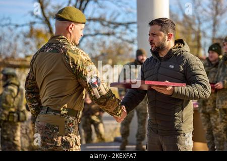 Dans le cadre d'un voyage de travail dans la partie désoccupée de la région de Kherson, le président de l'Ukraine, Volodymyr Zelensky, a remis des prix d'État aux militaires ukrainiens qui se sont distingués lors de la libération de Kherson et de la région. Banque D'Images