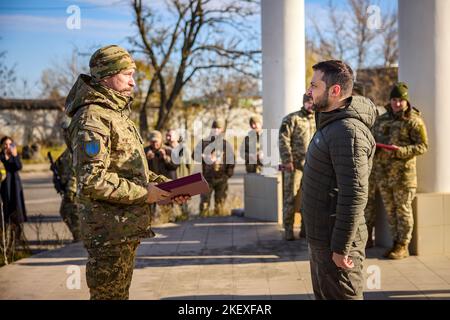 Dans le cadre d'un voyage de travail dans la partie désoccupée de la région de Kherson, le président de l'Ukraine, Volodymyr Zelensky, a remis des prix d'État aux militaires ukrainiens qui se sont distingués lors de la libération de Kherson et de la région. Banque D'Images