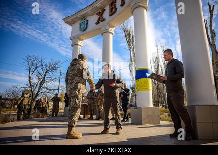 Dans le cadre d'un voyage de travail dans la partie désoccupée de la région de Kherson, le président de l'Ukraine, Volodymyr Zelensky, a remis des prix d'État aux militaires ukrainiens qui se sont distingués lors de la libération de Kherson et de la région. Banque D'Images