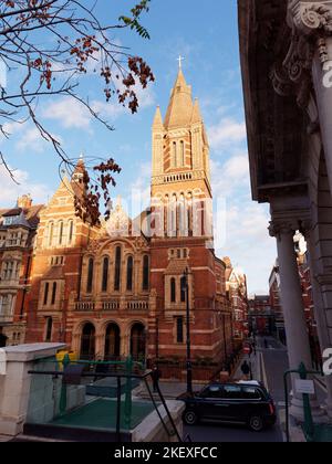 Cathédrale catholique d'Ukranian sur Duke Street, vue depuis Brown Hart Gardens, Mayfair, Londres. Banque D'Images