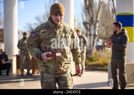 Dans le cadre d'un voyage de travail dans la partie désoccupée de la région de Kherson, le président de l'Ukraine, Volodymyr Zelensky, a remis des prix d'État aux militaires ukrainiens qui se sont distingués lors de la libération de Kherson et de la région. Banque D'Images