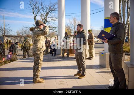 Dans le cadre d'un voyage de travail dans la partie désoccupée de la région de Kherson, le président de l'Ukraine, Volodymyr Zelensky, a remis des prix d'État aux militaires ukrainiens qui se sont distingués lors de la libération de Kherson et de la région. Banque D'Images