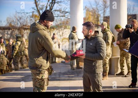 Dans le cadre d'un voyage de travail dans la partie désoccupée de la région de Kherson, le président de l'Ukraine, Volodymyr Zelensky, a remis des prix d'État aux militaires ukrainiens qui se sont distingués lors de la libération de Kherson et de la région. Banque D'Images