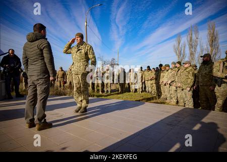 Dans le cadre d'un voyage de travail dans la partie désoccupée de la région de Kherson, le président de l'Ukraine, Volodymyr Zelensky, a remis des prix d'État aux militaires ukrainiens qui se sont distingués lors de la libération de Kherson et de la région. Banque D'Images