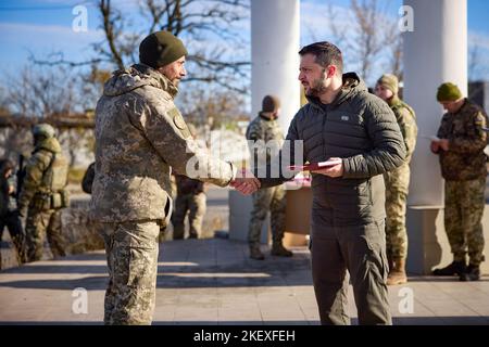 Dans le cadre d'un voyage de travail dans la partie désoccupée de la région de Kherson, le président de l'Ukraine, Volodymyr Zelensky, a remis des prix d'État aux militaires ukrainiens qui se sont distingués lors de la libération de Kherson et de la région. Banque D'Images