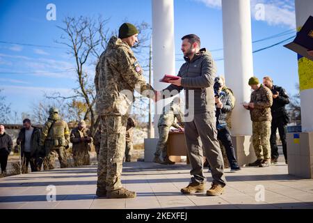 Dans le cadre d'un voyage de travail dans la partie désoccupée de la région de Kherson, le président de l'Ukraine, Volodymyr Zelensky, a remis des prix d'État aux militaires ukrainiens qui se sont distingués lors de la libération de Kherson et de la région. Banque D'Images