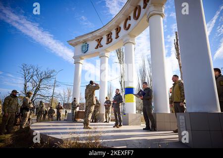 Dans le cadre d'un voyage de travail dans la partie désoccupée de la région de Kherson, le président de l'Ukraine, Volodymyr Zelensky, a remis des prix d'État aux militaires ukrainiens qui se sont distingués lors de la libération de Kherson et de la région. Banque D'Images