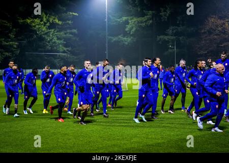 ZEIST, PAYS-BAS - NOVEMBRE 14 : Noah Lang des pays-Bas, Steven Bergwijn des pays-Bas, Kenneth Taylor des pays-Bas, Memphis Depay des pays-Bas, Teun Koopmeiners des pays-Bas, Matthijs de Ligt des pays-Bas, Stefan de Vrij des pays-Bas, Luuk de Jong des pays-Bas, Marten de Roon des pays-Bas, Virgile van Dijk des pays-Bas, Tyrell Malacia des pays-Bas et Remko Pasveer des pays-Bas lors d’une session de formation de l’équipe de football des pays-Bas, en prévision de la coupe du monde de la FIFA, Qatar 2022, sur le campus de la KNVB à 14 novembre 2022 in Banque D'Images