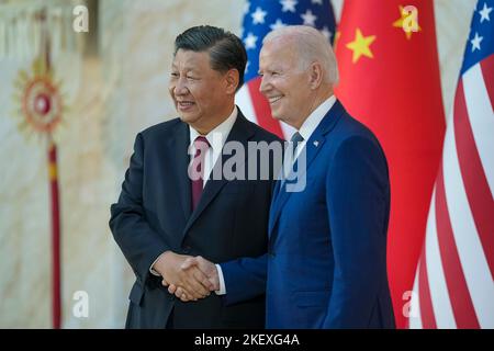 Nusa Dua, indonésien. 14th novembre 2022. Nusa Dua, indonésien. 14 novembre 2022. Le président américain Joe Biden a fait main haute avec le président chinois Xi Jinping, parti, avant le début de leur rencontre bilatérale en face à face en marge du Sommet de G20, 14 novembre 2022, à Bali, en Indonésie. Crédit : Adam Schultz/White House photo/Alay Live News Banque D'Images