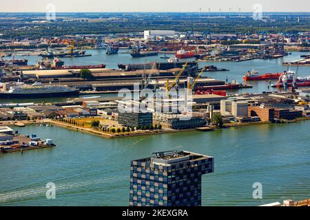 Vue de drone sur le port de la mer de Rotterdam à l'embouchure des rivières Rhin et Meuse le jour d'été Banque D'Images