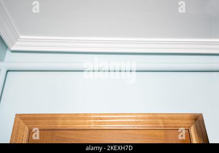 Vieille maison avec tuyau d'eau de chauffage à l'extérieur du mur à l'intérieur d'une maison Banque D'Images