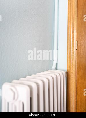 Radiateur de chauffage avec installation externe et tuyau externe à la maison Banque D'Images