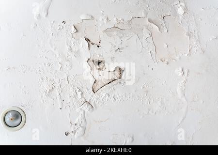 Vue d'un toit présentant une fuite d'eau de pluie dans le mur causant des dommages et de la peinture écaillée Banque D'Images