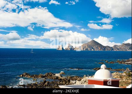 Vue panoramique de Cabo San Lucas et de l'océan à distance. Banque D'Images