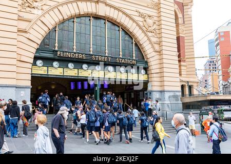 Les navetteurs et le groupe scolaire entrent dans la gare de Flinders Street dans le centre-ville de Melbourne, Victoria, Australie, le 2022 novembre Banque D'Images