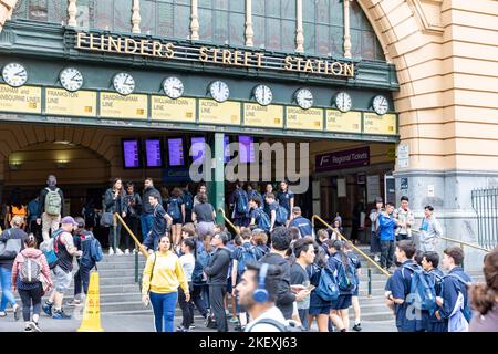 Les navetteurs et le groupe scolaire entrent dans la gare de Flinders Street dans le centre-ville de Melbourne, Victoria, Australie, le 2022 novembre Banque D'Images