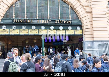 Flinders Street station dans le centre-ville de Melbourne, les navetteurs incluent un groupe d'étudiants en uniforme,Melbourne,Victoria,Australie Banque D'Images