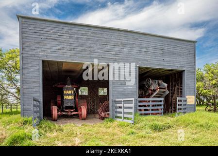 Abernethy, SK- 21 août 2022 : ancien tracteur Hart-Parr de W. R. Motherwell et équipement agricole de batteur Banque D'Images