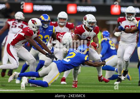 Arizona Cardinals Running Back James Conner (6) exécute la balle pour un gain et est attaqué par le cornerback des Rams de Los Angeles Troy Hill (2) lors d'un match de football de la NFL, dimanche 13 novembre 2022, à Inglewood, Etalonnage Les Cardinals ont battu les Rams 27-17. (Jordon Kelly/image du sport) Banque D'Images