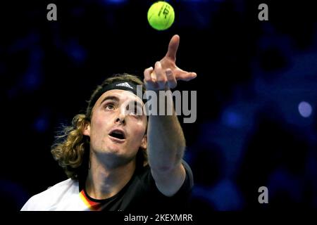 Turin, Italie. 14th novembre 2022. Stefanos Tsitsipas de Grèce sert lors d'un match de groupe des finales ATP contre Novak Djokovic de Serbie à Turin, Italie, 14 novembre 2022. Credit: STR/Xinhua/Alay Live News Banque D'Images