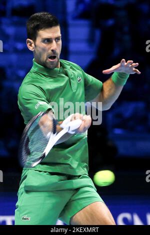 Turin, Italie. 14th novembre 2022. Novak Djokovic de Serbie fait un retour lors d'un match de groupe des finales ATP contre Stefanos Tsitsipas de Grèce à Turin, Italie, 14 novembre 2022. Credit: STR/Xinhua/Alay Live News Banque D'Images