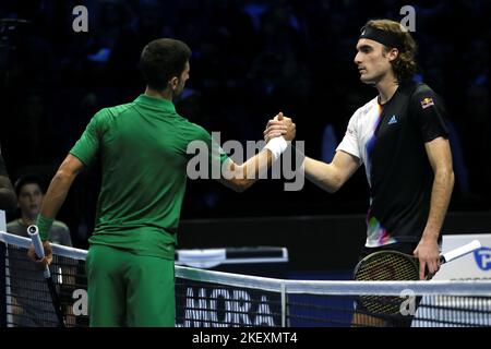 Turin, Italie. 14th novembre 2022. Novak Djokovic (L) de Serbie serre la main avec Stefanos Tsitsipas de Grèce après un match de groupe des finales ATP à Turin, Italie, 14 novembre 2022. Credit: STR/Xinhua/Alay Live News Banque D'Images