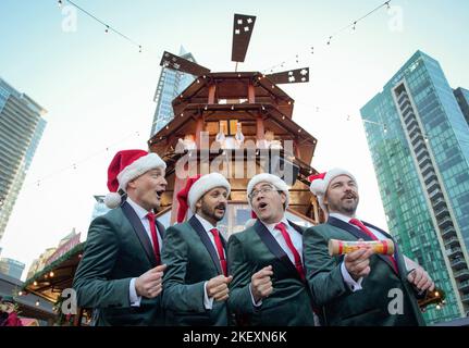 Vancouver, Canada. 14th novembre 2022. Des artistes chantent au marché de Noël de Vancouver, à Vancouver, en Colombie-Britannique, au Canada, le 14 novembre 2022. Credit: Liang Sen/Xinhua/Alay Live News Banque D'Images