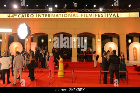 Le Caire, Égypte. 13th novembre 2022. Les gens assistent à la cérémonie d'ouverture de l'édition 44th du Festival international du film du Caire (CIFF) au Caire, Egypte, le 13 novembre 2022. L'édition 44th du CIFF a débuté dimanche soir à l'Opéra du Caire en Égypte avec la participation d'environ 108 films de plus de 50 pays et régions. Crédit: Mohamed Asad/Xinhua/Alamy Live News Banque D'Images