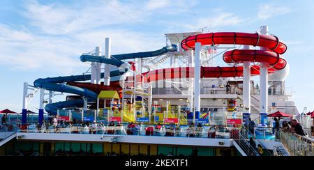 Long Beach, Californie, États-Unis - 5 novembre 2022 - le toboggan aquatique coloré sur le bateau de croisière de carnaval pour les passagers Banque D'Images