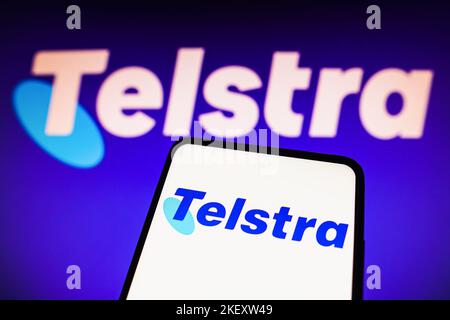Brésil. 14th novembre 2022. Dans cette illustration, le logo Telstra Corporation Limited est affiché sur un smartphone et en arrière-plan. Crédit : SOPA Images Limited/Alamy Live News Banque D'Images