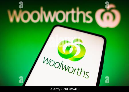 Brésil. 14th novembre 2022. Sur cette photo, le logo Woolworths Supermarkets apparaît sur un smartphone et en arrière-plan. Crédit : SOPA Images Limited/Alamy Live News Banque D'Images