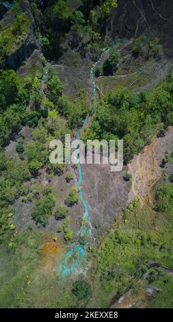 Les déchets de cuivre dans l'eau se sont déchorrés à la mine Panguna Open Pit Banque D'Images