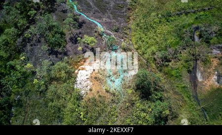 Les déchets de cuivre dans l'eau se sont déchorrés à la mine Panguna Open Pit Banque D'Images