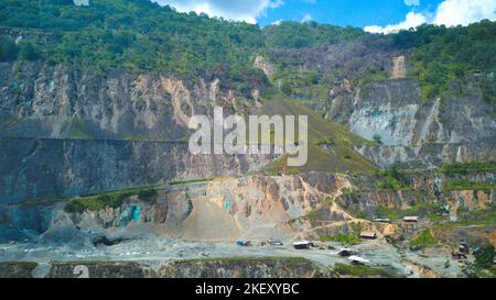 Côté de Panguna Open Pit Mine avec cuivre exposé Ore Banque D'Images