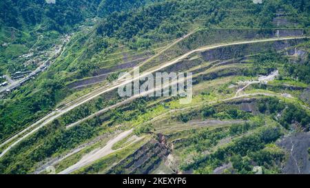 Réseau routier à la mine Panguna Open Pit Banque D'Images