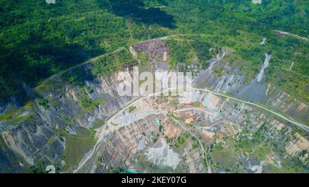 Photo aérienne du côté et du fond de la mine Panguna Open Pit à Bougainville, Papouasie-Nouvelle-Guinée. Banque D'Images