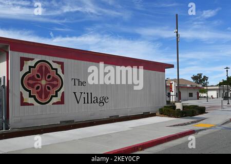 SANTA ANA, CALIFORNIE - 11 NOVEMBRE 2022 : le village sur le campus de Santa Ana College. Banque D'Images