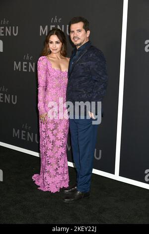 Aimee Carrero et John Leguizamo participent à la première de New York du « Menu » sur 14 novembre 2022 à AMC Lincoln Square à New York, New York, États-Unis. Robin Platzer/ Twin Images/ Credit: SIPA USA/Alamy Live News Banque D'Images