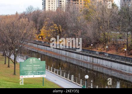 Ottawa, Canada - 5 novembre 2022 : Canal Rideau en automne dans un parc avec sentier et piste cyclable Banque D'Images