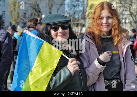 Non exclusif: KHERSON, UKRAINE - 14 NOVEMBRE 2022 - deux femmes avec des drapeaux ukrainiens sont photographiées dans le centre de Kherson libéré des envahisseurs russes, Banque D'Images