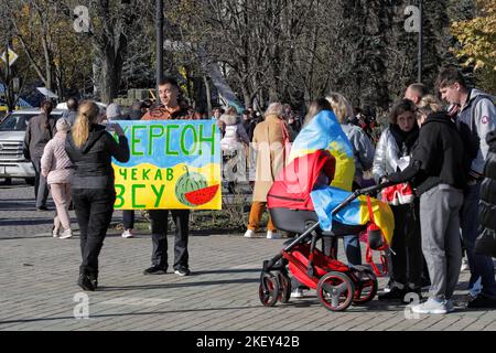 Non exclusif: KHERSON, UKRAINE - 14 NOVEMBRE 2022 - les gens sont photographiés dans le centre de Kherson libéré des envahisseurs russes, dans le sud de l'Ukraine. Banque D'Images