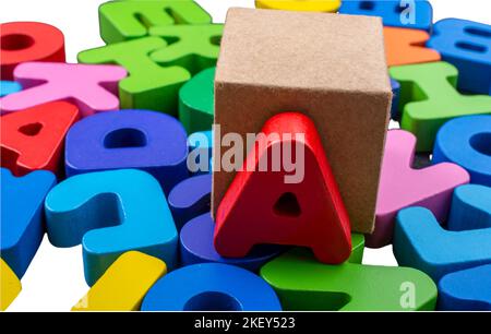 Lettres en bois de couleur de l'alphabet anglais sur fond blanc, espace de copie Banque D'Images