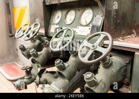 Commandes de la pompe sur Vintage Fire Engine, mise au point sélectionnée Banque D'Images