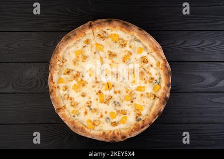 Pizza au dessert sucré ou pizza brésilienne avec pêche, noix et gorgonzola sur fond de bois, vue sur le dessus. Prêt pour le design du menu pizza. Banque D'Images