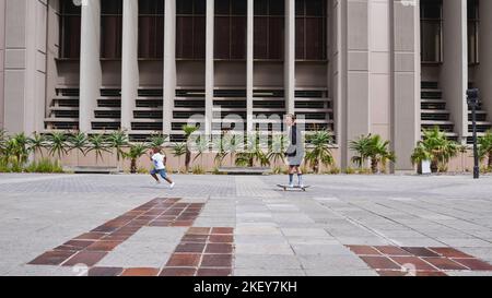 Le patinage est plus qu'un passe-temps. Les skateboarders dans la ville. Banque D'Images