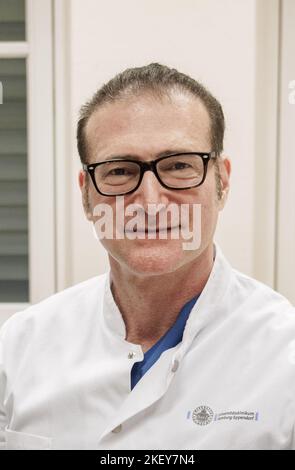 Hambourg, Allemagne. 11th novembre 2022. Frank Sommer, urologue, andrologue et professeur de santé masculine, est assis dans une salle d'examen avant d'examiner un patient. (À dpa: 'Cliquez plus souvent, allez moins souvent au médecin - faites plus pour la santé des hommes") Credit: Markus Scholz/dpa/Alay Live News Banque D'Images