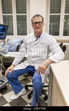 Hambourg, Allemagne. 11th novembre 2022. Frank Sommer, urologue, andrologue et professeur de santé masculine, est assis dans une salle d'examen avant d'examiner un patient. (À dpa: 'Cliquez plus souvent, allez au médecin moins souvent - faire plus pour la santé des hommes") Credit: Markus Scholz/dpa - ATTENTION: Les tatouages et le nom du patient sur l'écran ont été pixelated pour des raisons juridiques/dpa/Alamy Live News Banque D'Images