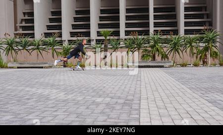 Le patinage est plus qu'un passe-temps. Les skateboarders dans la ville. Banque D'Images